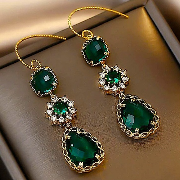 EMERALD GREEN 18K GOLD PLATED THREADER EARRINGS - Picture 1 of 3